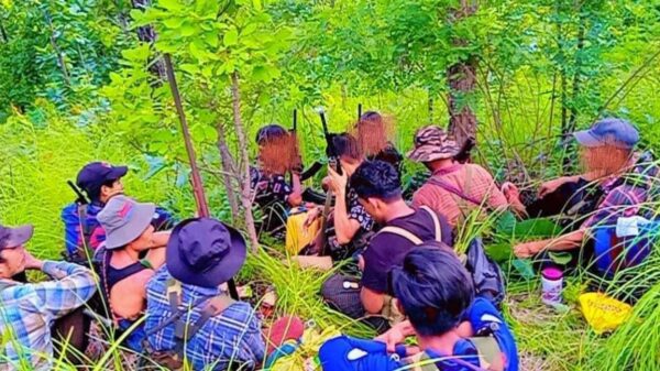 (ကြာညှပ်(ပကဖ)မှ တော်လှန်ရေးရဲဘော်အချို့အား ရှေ့တန်းတစ်နေရာ၌ တွေ့ရစဥ်၊ဓာတ်ပုံ - ပေးပို့)