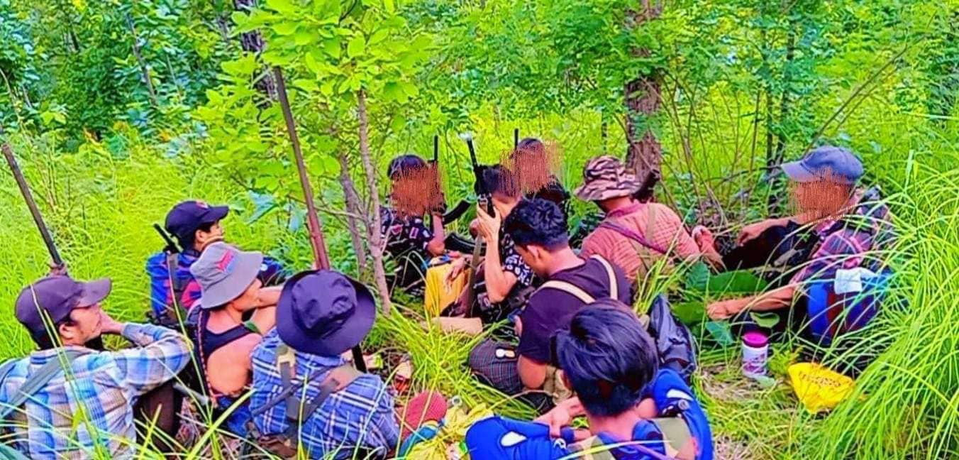 (ကြာညှပ်(ပကဖ)မှ တော်လှန်ရေးရဲဘော်အချို့အား ရှေ့တန်းတစ်နေရာ၌ တွေ့ရစဥ်၊ဓာတ်ပုံ - ပေးပို့)