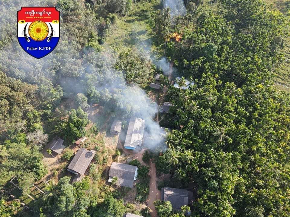 (စစ်ကောင်စီ ဝင်ရောက်မီးရှို့ဖျက်ဆီးခဲ့သော မြိတ်-ပုလောလမ်းမကြီးဘေးမှ ကျေးရွာများအားတွေ့ရစဥ်၊ဓာတ်ပုံ - KPDF - Palaw)