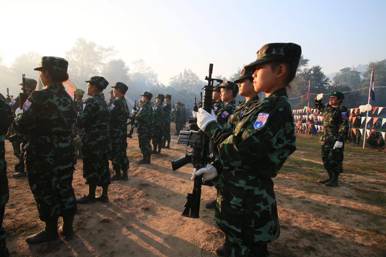 (KNU မှ အမျိုးသမီးတပ်သားများအား တွေ့ရစဥ်၊ ဓာတ်ပုံ - transbordernews)