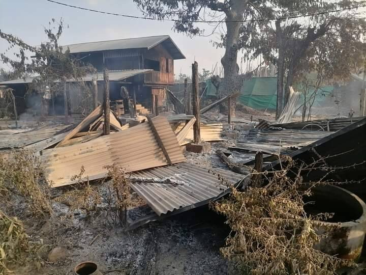 စစ်အုပ်စုထွက်ခွာသွားပြီးနောက် ယင်းတွေကျေးရွာအတွင်း ကျန်ခဲ့သော စစ်အုပ်စုယူနီဖောင်းအချို့နှင့် သွေးစသွေးနများနှင့် ယင်းတွေကျေးရွာအား မီးရှို့ဖျက်ဆီးသွားစဥ်၊ ဓာတ်ပုံ-အဖြူရောင် ပကဖ
