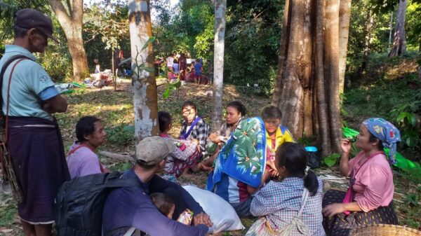 (တိုက်ပွဲကြောင့် တောတွင်းတစ်နေရာသို့ ထွက်ပြေးတိမ်းရှောင်နေရသော ကော့ကရိတ်နယ် ဒေသခံများ၊ ဓာတ်ပုံ - ဒေသခံ)