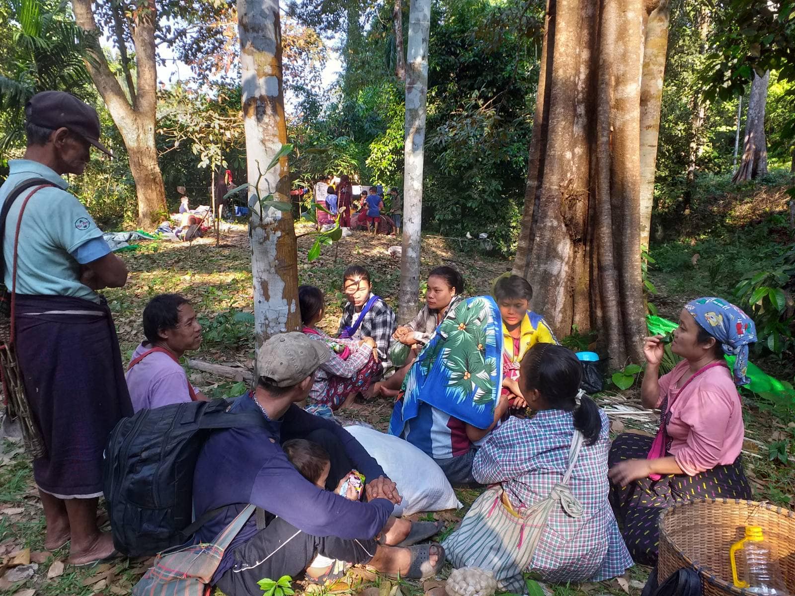 (တိုက်ပွဲကြောင့် တောတွင်းတစ်နေရာသို့ ထွက်ပြေးတိမ်းရှောင်နေရသော ကော့ကရိတ်နယ် ဒေသခံများ၊ ဓာတ်ပုံ - ဒေသခံ)
