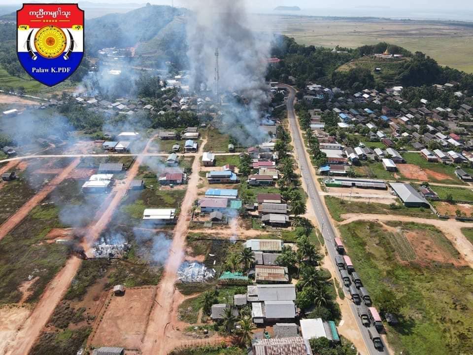 (စစ်ကောင်စီ ဝင်ရောက်မီးရှို့ဖျက်ဆီးခဲ့သော မြိတ်-ပုလောလမ်းမကြီးဘေးမှ ကျေးရွာများအားတွေ့ရစဥ်၊ဓာတ်ပုံ - KPDF - Palaw)