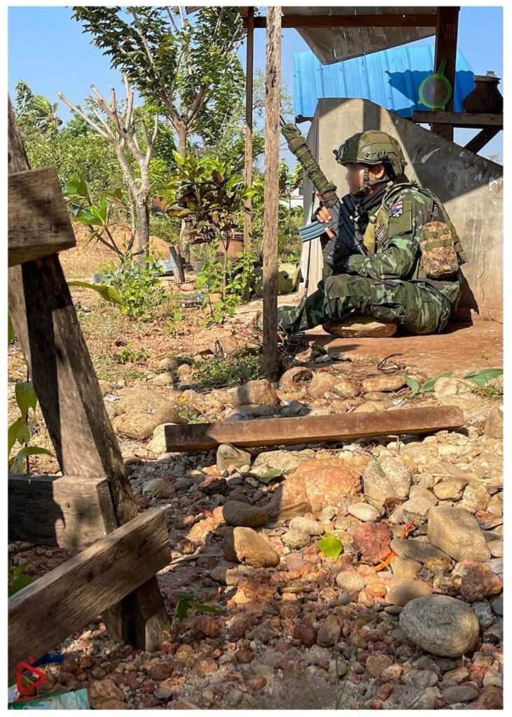 (KNLA/PDF ပူးပေါင်းတပ်မှ ရဲဘော်များအား ကော့ကရိတ်တိုက်ပွဲအတွင်း တွေ့ရစဉ်၊ ဓာတ်ပုံ - တောင်ပိုင်းစစ်ဒေသနှင့်သတင်းပြန်ကြားရေး)