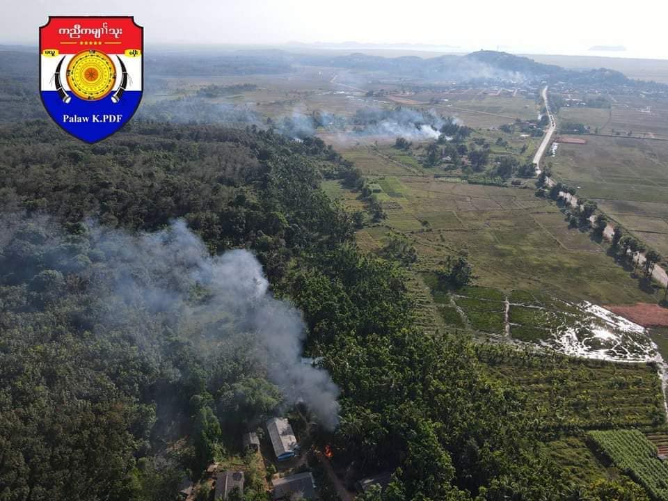 (စစ်ကောင်စီ ဝင်ရောက်မီးရှို့ဖျက်ဆီးခဲ့သော မြိတ်-ပုလောလမ်းမကြီးဘေးမှ ကျေးရွာများအားတွေ့ရစဥ်၊ဓာတ်ပုံ - KPDF - Palaw)