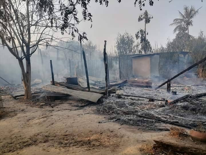 စစ်အုပ်စုထွက်ခွာသွားပြီးနောက် ယင်းတွေကျေးရွာအတွင်း ကျန်ခဲ့သော စစ်အုပ်စုယူနီဖောင်းအချို့နှင့် သွေးစသွေးနများနှင့် ယင်းတွေကျေးရွာအား မီးရှို့ဖျက်ဆီးသွားစဥ်၊ ဓာတ်ပုံ-အဖြူရောင် ပကဖ