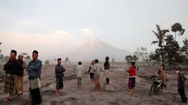 အင်ဒိုနီးရှားမှာ မီးတောင် ပေါက်ကွဲမှုကြောင့် ဒေသခံ ၂၀၀၀ ကျော် အရေးပေါ် ရွှေ့ပြောင်းခဲ့ရ
