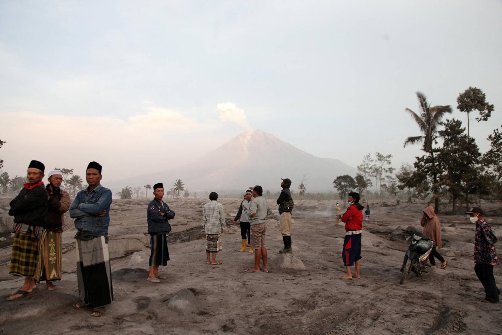 အင်ဒိုနီးရှားမှာ မီးတောင် ပေါက်ကွဲမှုကြောင့် ဒေသခံ ၂၀၀၀ ကျော် အရေးပေါ် ရွှေ့ပြောင်းခဲ့ရ