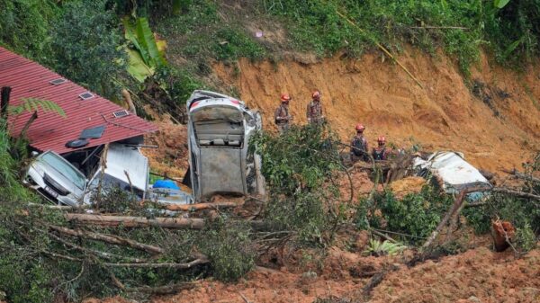 မလေးရှားမှာ မြေပြိုမှုကြောင့် သေဆုံးသူဦးရေ ၂၁ ဦးထိ မြင့်တက်လာပြီး ပျောက်ဆုံးသူတွေ ရှိနေဆဲ