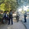 ၂၀၂၁ ဒီဇင်ဘာလပိုင်းတွင် ပွင့်ဖြူရဲတပ်ဖွဲ့က လမ်းသွားလမ်းလာများအား စစ်ဆေးနေစဉ်၊ ဓာတ်ပုံ - ပွင်ဖြူဟစ်တိုင်