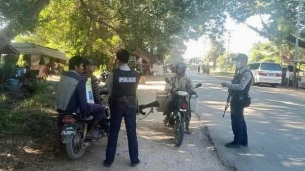 ၂၀၂၁ ဒီဇင်ဘာလပိုင်းတွင် ပွင့်ဖြူရဲတပ်ဖွဲ့က လမ်းသွားလမ်းလာများအား စစ်ဆေးနေစဉ်၊ ဓာတ်ပုံ - ပွင်ဖြူဟစ်တိုင်