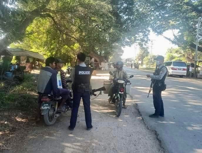 ၂၀၂၁ ဒီဇင်ဘာလပိုင်းတွင် ပွင့်ဖြူရဲတပ်ဖွဲ့က လမ်းသွားလမ်းလာများအား စစ်ဆေးနေစဉ်၊ ဓာတ်ပုံ - ပွင်ဖြူဟစ်တိုင်