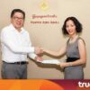 (True Money မြန်မာနှင့် MAB တို့ လုပ်ငန်းပူး​ပေါင်းလုပ်ကိုင်ရန် သ​ဘောတူလက်မှတ်​ရေးထိုးစဥ်။ ဓါတ်ပုံ-Truemoney myanmar)