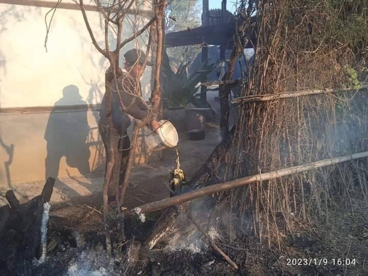 အင်တိုင်းလေးကျေးရွာနှင့် ချောင်းနားကျေးရွာတို့မှ သက်ကြီးရွယ်အိုများအား ကယ်ထုတ်လာစဥ်၊ အင်တိုင်းလေးကျေးရွာနှင့် ချောင်းနားကျေးရွာများ မီးရှို့ဖျက်ဆီးခံရပြီးနောက် တွေ့ရစဥ်၊ ဓာတ်ပုံ-ဒီပဲယင်းမြို့နယ် ညီနောင်များ