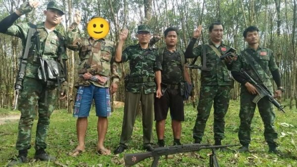 (ဒေသကာကွယ်ရေးတပ်မှ ရဲဘော်များအား တွေ့ရစဥ်)