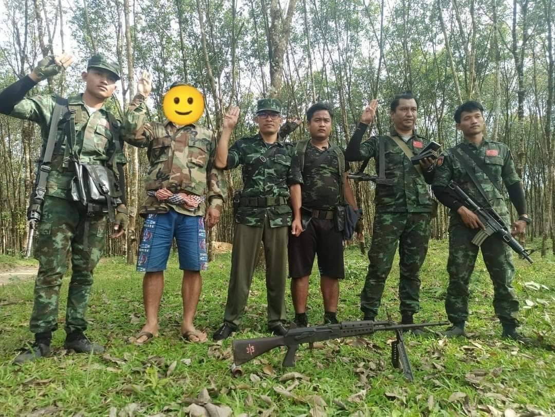 (ဒေသကာကွယ်ရေးတပ်မှ ရဲဘော်များအား တွေ့ရစဥ်)
