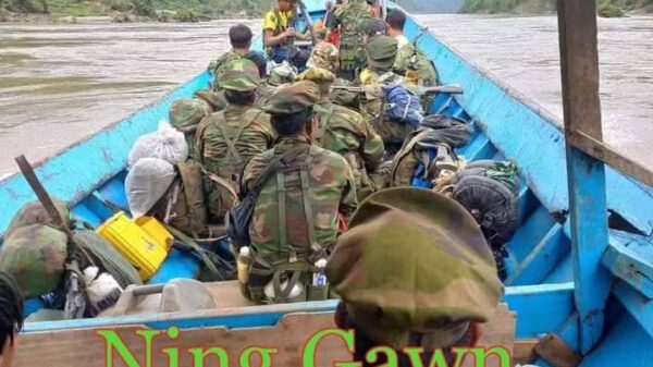 KIA တပ်မှ ရဲဘော်များအား တွေ့ရစဉ်