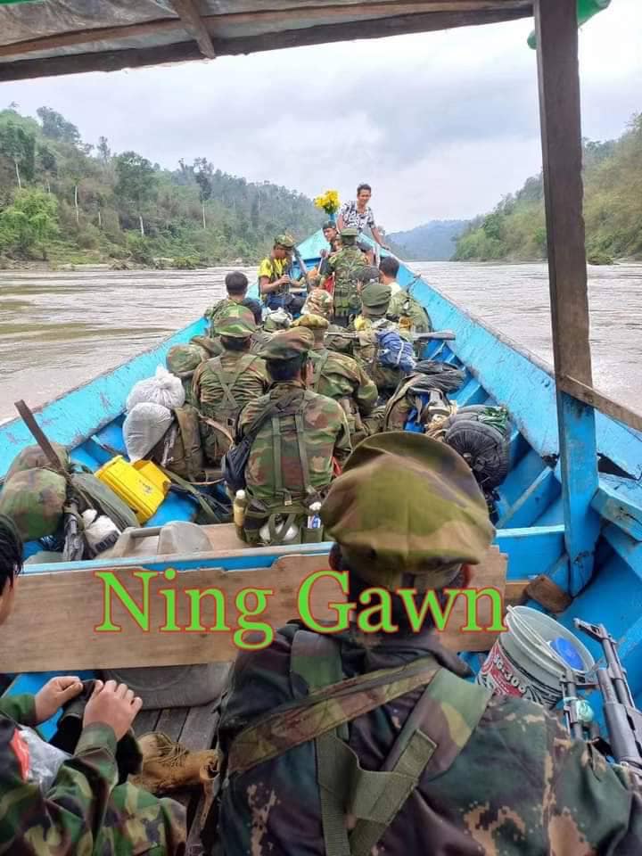KIA တပ်မှ ရဲဘော်များအား တွေ့ရစဉ်