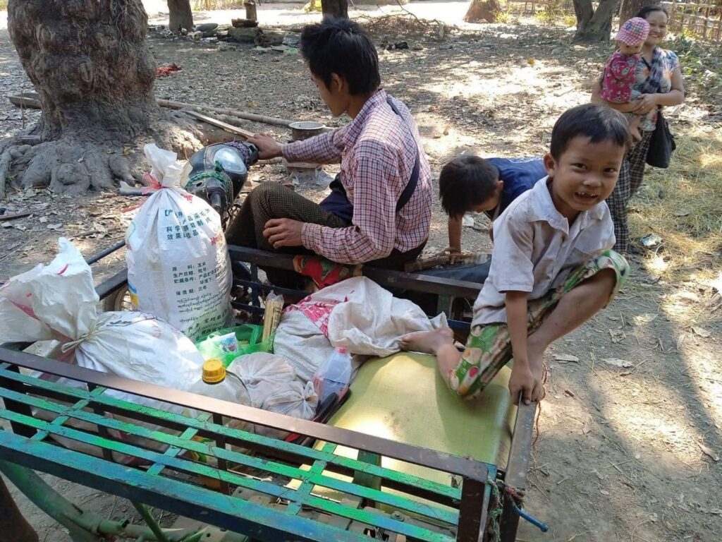ထွက်ပြေးတိမ်းရှောင်နေသော ဒေသခံသားများအား တွေ့ရစဉ်၊ ဓာတ်ပုံ - KNU