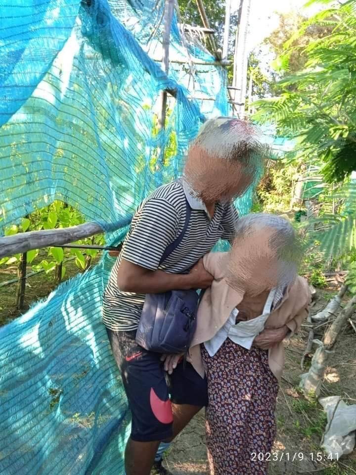 အင်တိုင်းလေးကျေးရွာနှင့် ချောင်းနားကျေးရွာတို့မှ သက်ကြီးရွယ်အိုများအား ကယ်ထုတ်လာစဥ်၊ အင်တိုင်းလေးကျေးရွာနှင့် ချောင်းနားကျေးရွာများ မီးရှို့ဖျက်ဆီးခံရပြီးနောက် တွေ့ရစဥ်၊ ဓာတ်ပုံ-ဒီပဲယင်းမြို့နယ် ညီနောင်များ