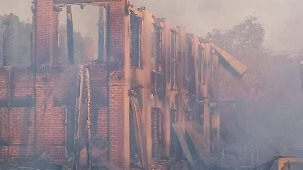 ရွှေဘိုနယ်၊ကံကြီးတောရွာရှိ မီးလောင်ပျက်ဆီးခဲ့သော ဘုန်းတော်ကြီးကျောင်းနှင့် နေအိမ်များအား တွေ့ရစဥ်၊ ဓာတ်ပုံ - Cj