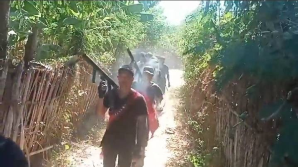 (စစ်ဆင်ရေးတစ်ခုတွင်တွေ့ရသည့် MBTရဲဘော်များအား တွေ့ရစဥ်)