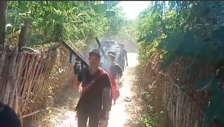 (စစ်ဆင်ရေးတစ်ခုတွင်တွေ့ရသည့် MBTရဲဘော်များအား တွေ့ရစဥ်)
