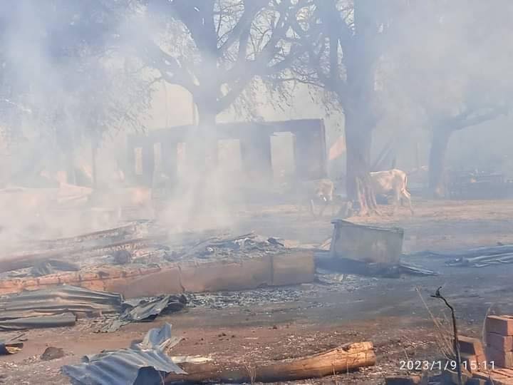 အင်တိုင်းလေးကျေးရွာနှင့် ချောင်းနားကျေးရွာတို့မှ သက်ကြီးရွယ်အိုများအား ကယ်ထုတ်လာစဥ်၊ အင်တိုင်းလေးကျေးရွာနှင့် ချောင်းနားကျေးရွာများ မီးရှို့ဖျက်ဆီးခံရပြီးနောက် တွေ့ရစဥ်၊ ဓာတ်ပုံ-ဒီပဲယင်းမြို့နယ် ညီနောင်များ