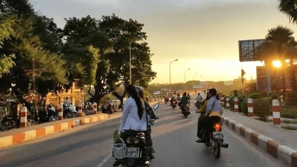 ပခုက္ကူမြို့တစ်နေရာတွင် ယခင်က ဆိုင်ကယ်စီးနင်းနေသူများအား တွေ့ရစဥ်၊ ဓာတ်ပုံ - Cj