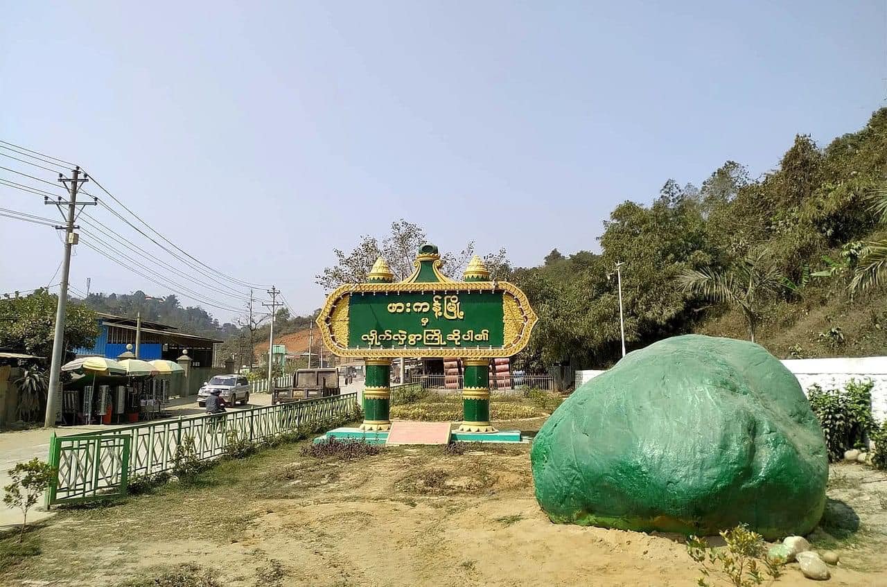 ဖားကန့်ရှိ မှော်ပုံရွာကို စစ်ကောင်စီက လက်နက်ကြီးဖြင့် ပစ်ခတ်နေ