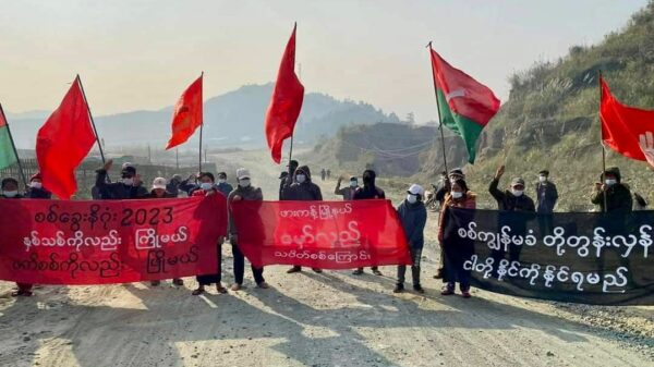 (ကချင်ပြည်နယ် ဖားကန့်မြို့နယ်တွင် ယနေ့(ဇန်နဝါရီ ၁)နံနက်ပိုင်းက သပိတ်အင်အားစုနှင့် ဒေသခံပြည်သူများပူးပေါင်း၍ စစ်အာဏာရှင်ဆန့်ကျင်ရေး မှော်လှည့်သပိတ်စစ်ကြောင်းအဖြစ် ချီတက်ဆန္ဒပြနေစဥ်၊ ဓာတ်ပုံ - CJ)