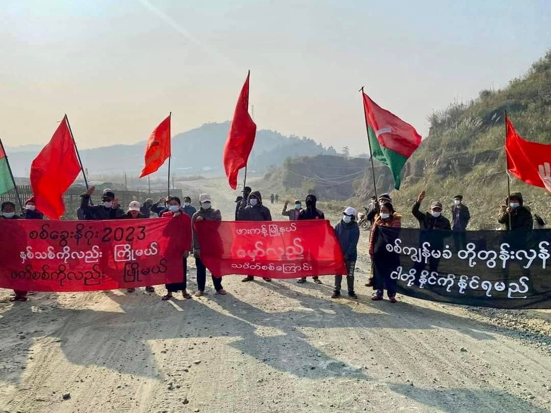 (ကချင်ပြည်နယ် ဖားကန့်မြို့နယ်တွင် ယနေ့(ဇန်နဝါရီ ၁)နံနက်ပိုင်းက သပိတ်အင်အားစုနှင့် ဒေသခံပြည်သူများပူးပေါင်း၍ စစ်အာဏာရှင်ဆန့်ကျင်ရေး မှော်လှည့်သပိတ်စစ်ကြောင်းအဖြစ် ချီတက်ဆန္ဒပြနေစဥ်၊ ဓာတ်ပုံ - CJ)