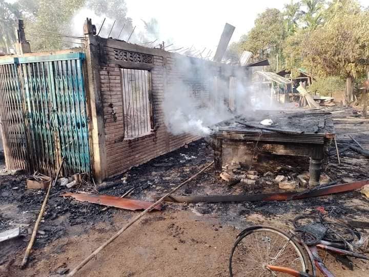 လောင်းလုံက ရွာတစ်ရွာတွင် နေအိမ်များမီးရှို့ဖျက်ဆီးခံရ