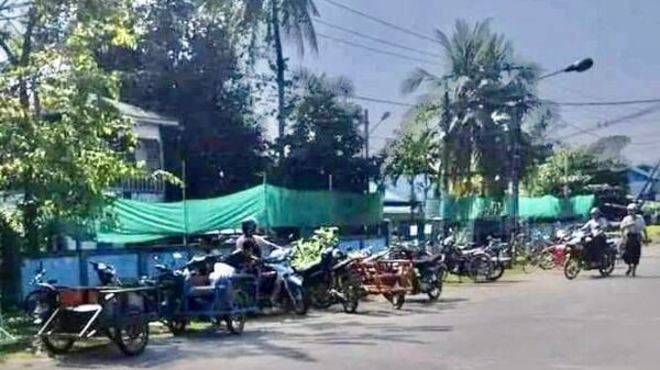 (ဆိုင်ကယ်စီးနင်းခွင့်ကို စစ်ကောင်စီက ပိတ်ပင်လိုက်သောကြောင့် ခရမ်းမြို့နယ်တွင် ဘေးတွဲဆိုင်ကယ်များသာ အသုံးပြုလာရသည်။ ဓာတ်ပုံ - CJ)