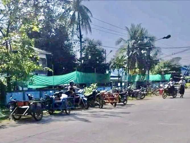 (ဆိုင်ကယ်စီးနင်းခွင့်ကို စစ်ကောင်စီက ပိတ်ပင်လိုက်သောကြောင့် ခရမ်းမြို့နယ်တွင် ဘေးတွဲဆိုင်ကယ်များသာ အသုံးပြုလာရသည်။ ဓာတ်ပုံ - CJ)