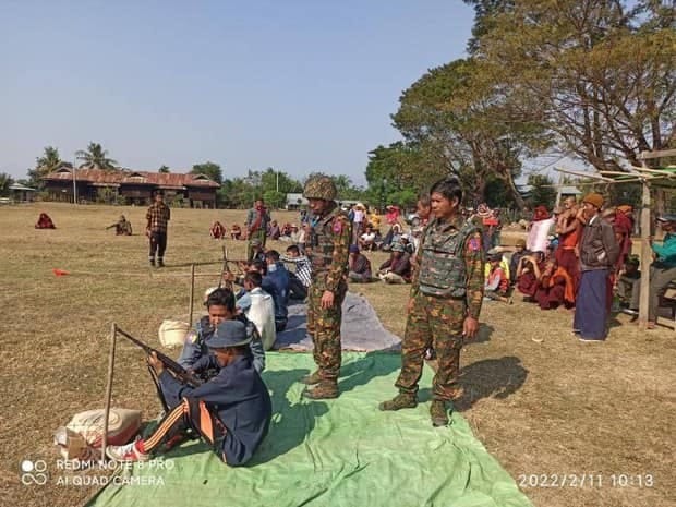 (စစ်ကိုင်းတိုင်းတစ်​နေရာတွင် စစ်​ကောင်စီတပ်သားများက ပျူ​စောထီးများကို စစ်သင်တန်း​​ပေးအပ်​နေစဥ်။ဓါတ်ပုံ-CJ)