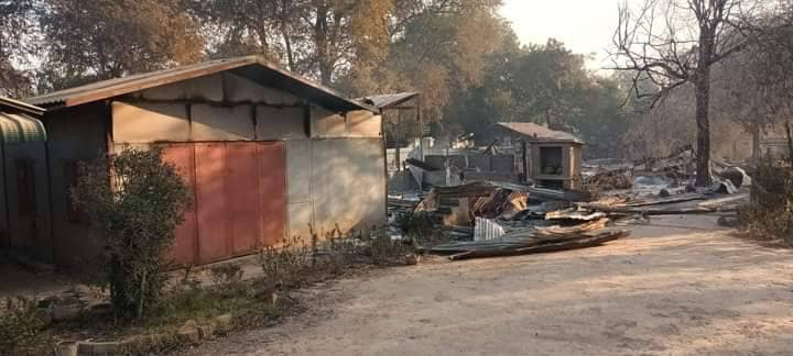 စစ်ကောင်စီတပ်က မီးရှို့ဖျက်ဆီးသွားသည့် ဆားလင်းကြီးမြို့နယ်အတွင်းရှိ ကျေးရွာအချ်ု့ကနေအိမ်များ၊ ဓာတ်ပုံ - Cj