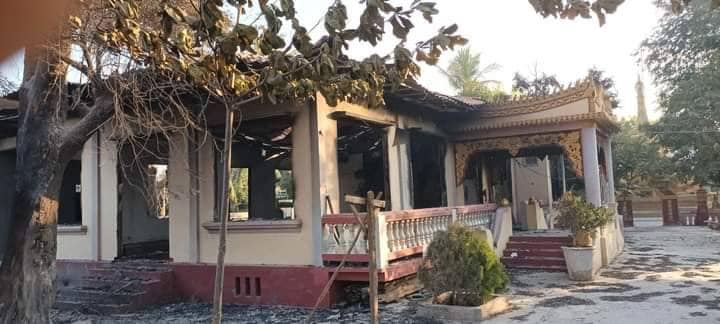 စစ်ကောင်စီတပ်က မီးရှို့ဖျက်ဆီးသွားသည့် ဆားလင်းကြီးမြို့နယ်အတွင်းရှိ ကျေးရွာအချ်ု့ကနေအိမ်များ၊ ဓာတ်ပုံ - Cj