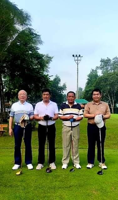 (ရန်ကုန်တိုင်းရွှေလုပ်ငန်းရှင်အသင်းကြေညာချက်နှင့်အပါတ်စဥ်ဂေါက်သီးရိုက်နေသောရွှေအသင်းမှ ပုဂ္ဂိုလ်များ။ ဓါတ်ပုံ-YRGA)