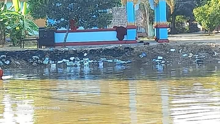 (ရေထဲပစ်ချ ဖျက်ဆီးခံရသည့် မန်ကျည်းစောက်ကျေးရွာရှိ ပညာရေးကျောင်းသုံးစာအုပ်များ။ ဓာတ်ပုံ - CJ)