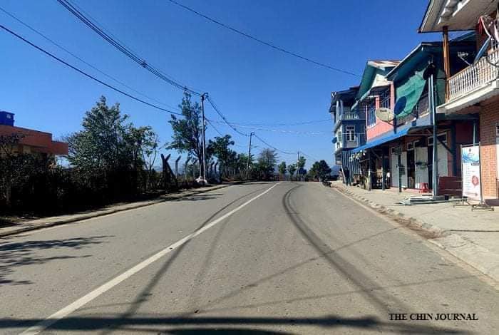 (ဟားခါးမြို့တွင်ဆိုင်များပိတ်၍ ဝမ်းနည်းကြောင်းပြသထားကြစဥ်။ ဓါတ်ပုံ-The Chin Journal)