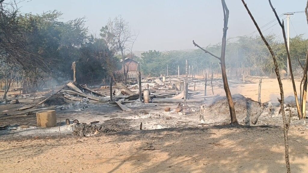(ပခုက္ကူမြို့နယ် ကန်တော်ကျေးရွာ နှင့် ဆားကျင်းကျေးရွာကို စစ်ကောင်စီတပ်က မီးရှို့ ဖျက်ဆီးနေစဉ်၊ ဓာတ်ပုံ - ပခုက္ကူ(ပအဖ))