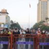 (မြန်မာနှင့်တရုတ်နယ်စပ်ဂိတ်များကို လာ​စောင့်ကြည့်​နေသူများ ။ ။ဓါတ်ပုံ-CJ)