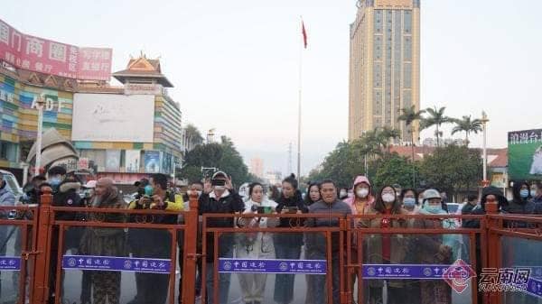 (မြန်မာနှင့်တရုတ်နယ်စပ်ဂိတ်များကို လာ​စောင့်ကြည့်​နေသူများ ။ ။ဓါတ်ပုံ-CJ)