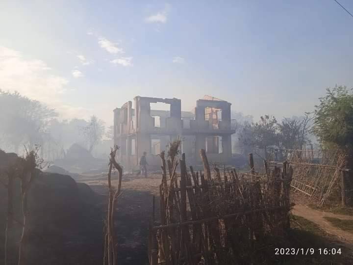 အင်တိုင်းလေးကျေးရွာနှင့် ချောင်းနားကျေးရွာတို့မှ သက်ကြီးရွယ်အိုများအား ကယ်ထုတ်လာစဥ်၊ အင်တိုင်းလေးကျေးရွာနှင့် ချောင်းနားကျေးရွာများ မီးရှို့ဖျက်ဆီးခံရပြီးနောက် တွေ့ရစဥ်၊ ဓာတ်ပုံ-ဒီပဲယင်းမြို့နယ် ညီနောင်များ