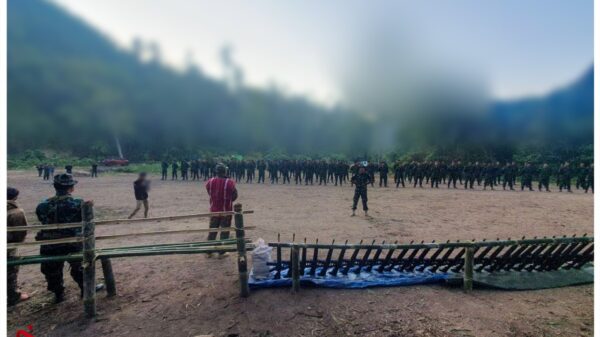 (ကော်ဘရာစစ်ကြောင်း၏ စစ်သင်တန်းဆင်းပွဲတွင် အမျိုးသားညီညွတ်ရေးအစိုးရက လက်နက်များပေးအပ်စဥ်၊ ဓာတ်ပုံ - News and Information of the Southern Military Region)