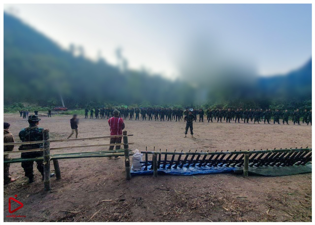 (ကော်ဘရာစစ်ကြောင်း၏ စစ်သင်တန်းဆင်းပွဲတွင် အမျိုးသားညီညွတ်ရေးအစိုးရက လက်နက်များပေးအပ်စဥ်၊ ဓာတ်ပုံ - News and Information of the Southern Military Region)