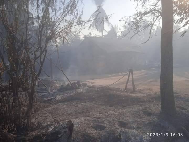 အင်တိုင်းလေးကျေးရွာနှင့် ချောင်းနားကျေးရွာတို့မှ သက်ကြီးရွယ်အိုများအား ကယ်ထုတ်လာစဥ်၊ အင်တိုင်းလေးကျေးရွာနှင့် ချောင်းနားကျေးရွာများ မီးရှို့ဖျက်ဆီးခံရပြီးနောက် တွေ့ရစဥ်၊ ဓာတ်ပုံ-ဒီပဲယင်းမြို့နယ် ညီနောင်များ