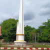 စစ်ကောင်စီတပ်သားများအား မိုင်းဆွဲတိုက်ခိုက်ခဲ့သည့် မြင်းမူမြို့ရှိ လွတ်လပ်ရေးကျောက်တိုင်နေရာအား တွေ့ရစဥ်။ ဓာတ်ပုံ-Cj